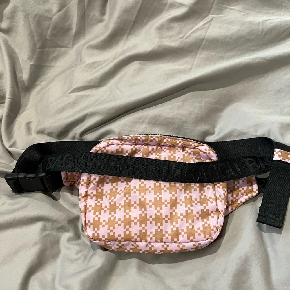 Baggu Rose Pixel Gingham Puffy Fanny Pack - Picture 2 of 3